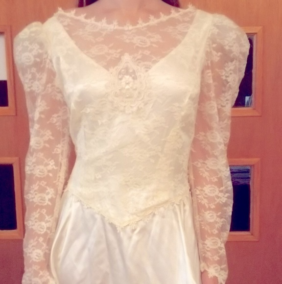 🌹Vintage 👰 Wedding 👗 comes with matching Vail (Petite👰 Brides)
(Size 8p) - Picture 5 of 16